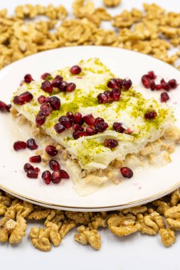 Gullac tatlısı. Geleneksel Türk tatlısına ceviz serpiştirilmiş. Gullac sütle yapılan bir tatlıdır. Kapat.
