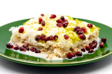 Beyaz arka planda yalıtılmış Gullac tatlısı (sütlü tatlı). Geleneksel Türk tatlısı. Kapat.