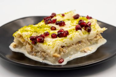 Beyaz arka planda yalıtılmış Gullac tatlısı (sütlü tatlı). Geleneksel Türk tatlısı. Kapat.