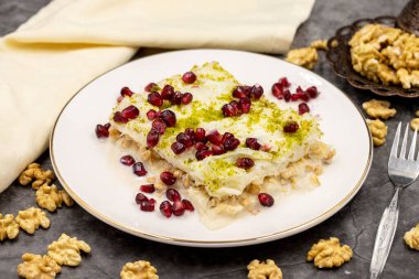 Gullac tatlısı (sütlü tatlı) koyu bir arka planda. Geleneksel Türk tatlısı. Kapat.