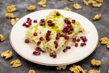 Gullac tatlısı (sütlü tatlı) koyu bir arka planda. Geleneksel Türk tatlısı. Kapat.