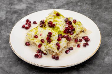 Gullac tatlısı (sütlü tatlı) koyu bir arka planda. Geleneksel Türk tatlısı. Kapat.