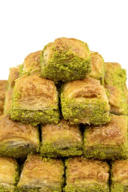 Beyaz arka planda fıstıklı baklava tatlısı. Geleneksel Türk mutfağı lezzetleri. Yakın plan Pistachio Baklava. yerel adı kuru baklava
