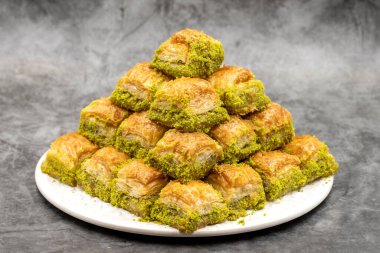 Fıstıklı baklava tatlısı, koyu bir arka planda. Geleneksel Türk mutfağı lezzetleri. Yakın plan Pistachio Baklava. yerel adı kuru baklava