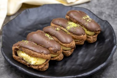 Koyu arkaplanda çikolatalı pasta. Dünya mutfağı lezzetleri. Kapat.