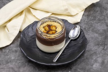 Muzlu manolya tatlısı, koyu arkaplanda. Dünya mutfağı lezzetleri. Kapat.