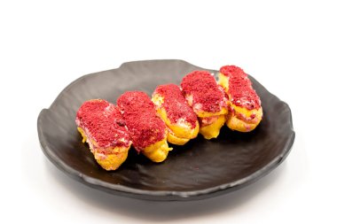 Ahududulu pasta beyaz arka planda izole edilmiş. Dünya mutfağı lezzetleri. Kapat.