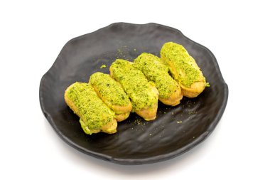 Fıstıklı pasta beyaz arka planda izole edilmiş. Dünya mutfağı lezzetleri. Kapat.