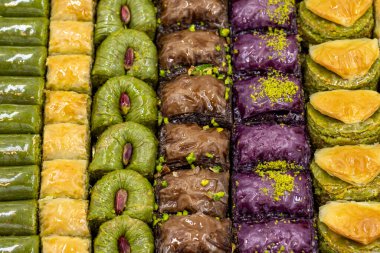 Fıstıklı baklava. Tepside fıstıklı çeşitli baklava çeşitleri. Geleneksel Türk mutfağı lezzetleri. Yakın plan baklava arkaplanı.