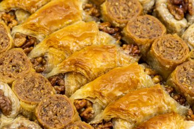Ceviz baklavası. Tepside ceviz olan çeşitli baklava çeşitleri. Geleneksel Türk mutfağı lezzetleri. Yakın plan baklava arkaplanı.