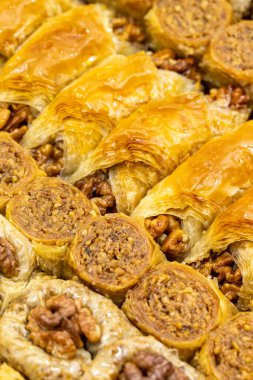 Ceviz baklavası. Tepside ceviz olan çeşitli baklava çeşitleri. Geleneksel Türk mutfağı lezzetleri. Yakın plan baklava arkaplanı.