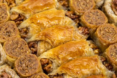 Ceviz baklavası. Tepside ceviz olan çeşitli baklava çeşitleri. Geleneksel Türk mutfağı lezzetleri. Yakın plan baklava arkaplanı.
