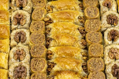 Ceviz baklavası. Tepside ceviz olan çeşitli baklava çeşitleri. Geleneksel Türk mutfağı lezzetleri. Yakın plan baklava arkaplanı.