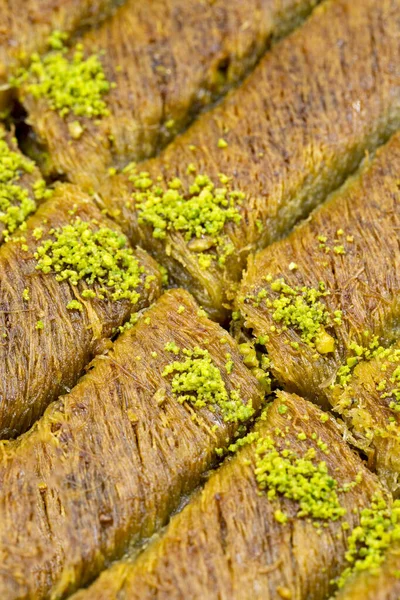 Pistachio Kadayif甜点 传统的土耳其美食 特写Kadayif甜点 当地名字Sarma Kadayif — 图库照片