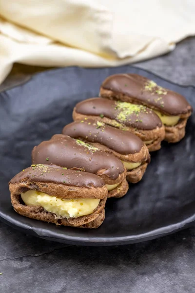 Choklad Eclair Kaka Mörk Bakgrund Världsköksdelikatesser Närbild — Stockfoto