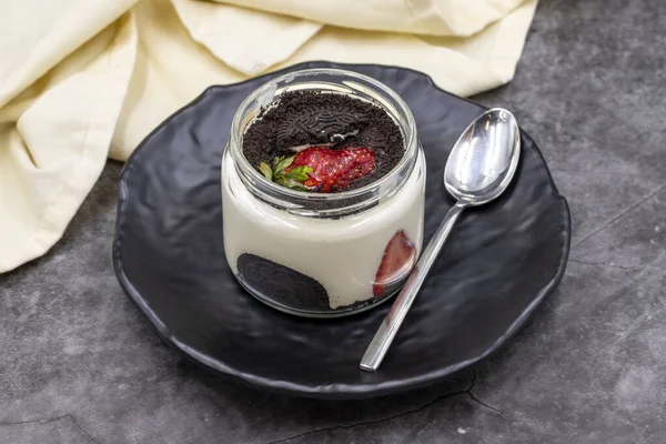 Kex Och Jordgubbsmagnolia Dessert Mörk Bakgrund Världsköksdelikatesser Närbild — Stockfoto