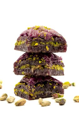 Beyaz arka planda Pistachio mor baklavası. Baklava şeker hastaları için özel olarak hazırlandı. Geleneksel Akdeniz mutfağı lezzetleri. Kapat.