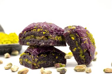 Beyaz arka planda Pistachio mor baklavası. Baklava şeker hastaları için özel olarak hazırlandı. Geleneksel Akdeniz mutfağı lezzetleri. Kapat.
