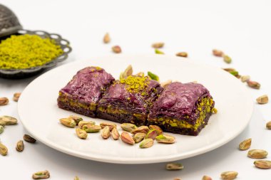 Beyaz arka planda Pistachio mor baklavası. Baklava şeker hastaları için özel olarak hazırlandı. Geleneksel Akdeniz mutfağı lezzetleri. Kapat.