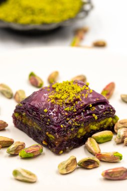 Beyaz arka planda Pistachio mor baklavası. Baklava şeker hastaları için özel olarak hazırlandı. Geleneksel Akdeniz mutfağı lezzetleri. Kapat.