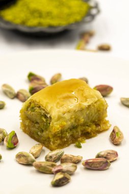 Beyaz arka planda fıstıklı baklava. Geleneksel Akdeniz mutfağı lezzetleri. yakın çekim baklava