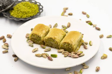 Beyaz arka planda fıstıklı baklava. Geleneksel Akdeniz mutfağı lezzetleri. yakın çekim baklava