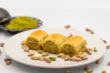 Beyaz arka planda fıstıklı baklava. Geleneksel Akdeniz mutfağı lezzetleri. yakın çekim baklava