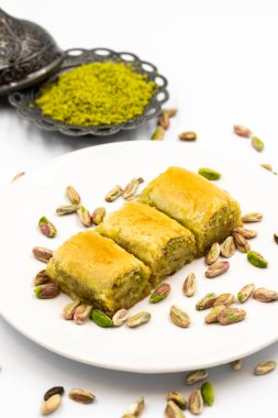Beyaz arka planda fıstıklı baklava. Geleneksel Akdeniz mutfağı lezzetleri. yakın çekim baklava
