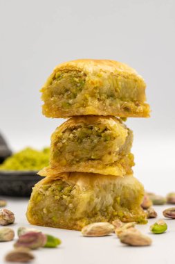 Beyaz arka planda fıstıklı baklava. Geleneksel Akdeniz mutfağı lezzetleri. yakın çekim baklava