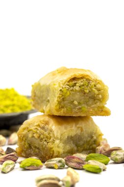 Beyaz arka planda fıstıklı baklava. Geleneksel Akdeniz mutfağı lezzetleri. yakın çekim baklava