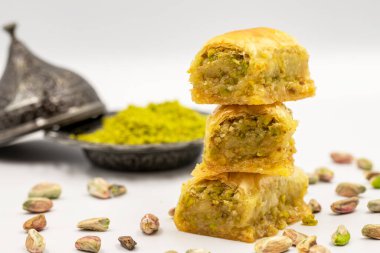 Beyaz arka planda fıstıklı baklava. Geleneksel Akdeniz mutfağı lezzetleri. yakın çekim baklava