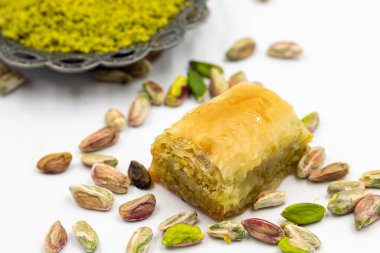 Beyaz arka planda fıstıklı baklava. Geleneksel Akdeniz mutfağı lezzetleri. yakın çekim baklava