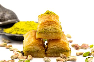 Beyaz arka planda fıstıklı baklava. Geleneksel Akdeniz mutfağı lezzetleri. yakın çekim baklava