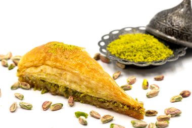 Beyaz arka planda havuç dilimi baklavası. Geleneksel Akdeniz mutfağı lezzetleri. Yakın plan şam fıstıklı baklava. Yerel adı hasuc dilim baklava