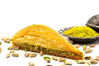 Beyaz arka planda havuç dilimi baklavası. Geleneksel Akdeniz mutfağı lezzetleri. Yakın plan şam fıstıklı baklava. Yerel adı hasuc dilim baklava