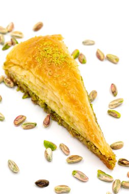 Beyaz arka planda havuç dilimi baklavası. Geleneksel Akdeniz mutfağı lezzetleri. Yakın plan şam fıstıklı baklava. Yerel adı hasuc dilim baklava