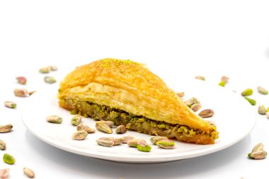Beyaz arka planda havuç dilimi baklavası. Geleneksel Akdeniz mutfağı lezzetleri. Yakın plan şam fıstıklı baklava. Yerel adı hasuc dilim baklava