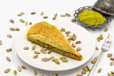 Beyaz arka planda havuç dilimi baklavası. Geleneksel Akdeniz mutfağı lezzetleri. Yakın plan şam fıstıklı baklava. Yerel adı hasuc dilim baklava