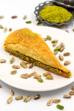 Beyaz arka planda havuç dilimi baklavası. Geleneksel Akdeniz mutfağı lezzetleri. Yakın plan şam fıstıklı baklava. Yerel adı hasuc dilim baklava