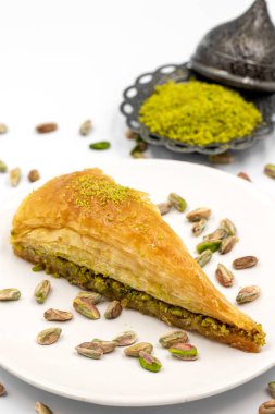 Beyaz arka planda havuç dilimi baklavası. Geleneksel Akdeniz mutfağı lezzetleri. Yakın plan şam fıstıklı baklava. Yerel adı hasuc dilim baklava