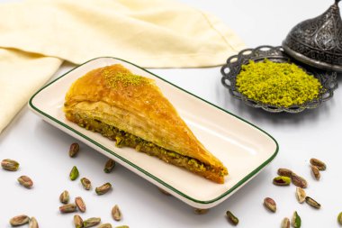 Beyaz arka planda havuç dilimi baklavası. Geleneksel Akdeniz mutfağı lezzetleri. Yakın plan şam fıstıklı baklava. Yerel adı hasuc dilim baklava