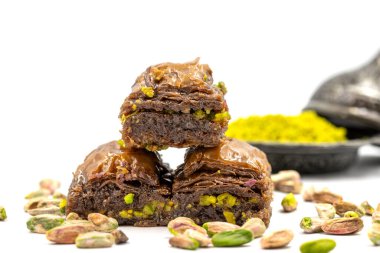 Beyaz arka planda fıstıklı çikolatalı baklava. Geleneksel Akdeniz mutfağı lezzetleri. Çikolatalı Baklava 'ya yakın çekim. Yerel adı cthe baklava