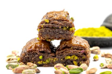 Beyaz arka planda fıstıklı çikolatalı baklava. Geleneksel Akdeniz mutfağı lezzetleri. Çikolatalı Baklava 'ya yakın çekim. Yerel adı cthe baklava