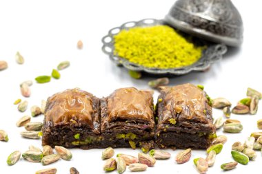 Beyaz arka planda fıstıklı çikolatalı baklava. Geleneksel Akdeniz mutfağı lezzetleri. Çikolatalı Baklava 'ya yakın çekim. Yerel adı cthe baklava