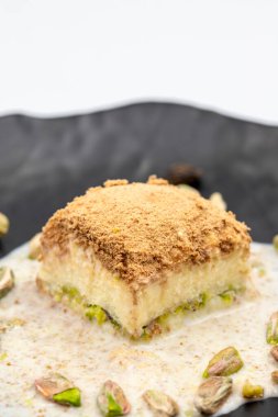 Beyaz arka planda soğuk baklava. Süt ve şam fıstığı ile hazırlanmış soğuk baklava çok popülerdir. Geleneksel Akdeniz mutfağı lezzetleri. Yakın plan soğuk baklava. yerel adı soguk baklava