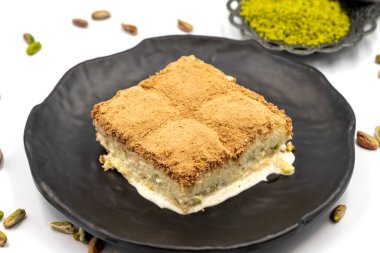 Beyaz arka planda soğuk baklava. Süt ve şam fıstığı ile hazırlanmış soğuk baklava çok popülerdir. Geleneksel Akdeniz mutfağı lezzetleri. Yakın plan soğuk baklava. yerel adı soguk baklava