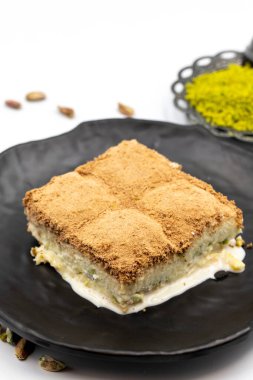 Beyaz arka planda soğuk baklava. Süt ve şam fıstığı ile hazırlanmış soğuk baklava çok popülerdir. Geleneksel Akdeniz mutfağı lezzetleri. Yakın plan soğuk baklava. yerel adı soguk baklava