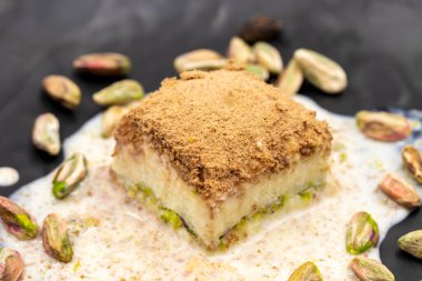 Beyaz arka planda soğuk baklava. Süt ve şam fıstığı ile hazırlanmış soğuk baklava çok popülerdir. Geleneksel Akdeniz mutfağı lezzetleri. Yakın plan soğuk baklava. yerel adı soguk baklava