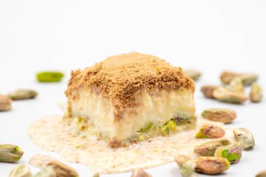 Beyaz arka planda soğuk baklava. Süt ve şam fıstığı ile hazırlanmış soğuk baklava çok popülerdir. Geleneksel Akdeniz mutfağı lezzetleri. Yakın plan soğuk baklava. yerel adı soguk baklava