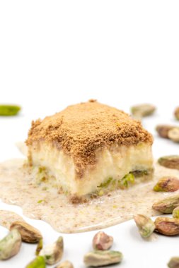 Beyaz arka planda soğuk baklava. Süt ve şam fıstığı ile hazırlanmış soğuk baklava çok popülerdir. Geleneksel Akdeniz mutfağı lezzetleri. Yakın plan soğuk baklava. yerel adı soguk baklava
